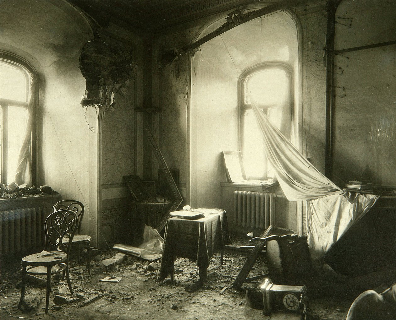 Révolution russe de 1917 : intérieur du monastère Chudov dans le Kremlin de Moscou après le bombardement de novembre 1917. Photographie de Pyotr Petrovich Pavlov (1860-1925) - Petr Petrovich Pavlov