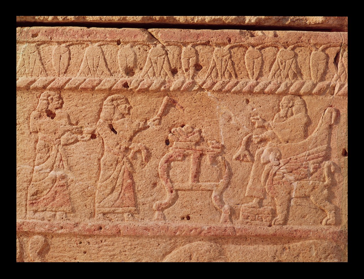 Relief représentant des serviteurs rendant hommage au roi, détail du sarcophage d