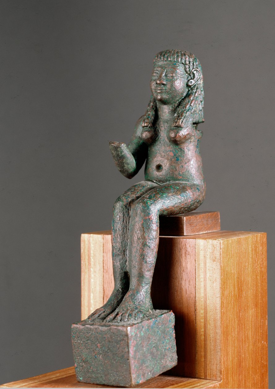 Représentation de la déesse Astarté. Sculpture en bronze du VIIe siècle av. J.-C. Du sanctuaire de Carambolo en Espagne. Dim. 16 cm Séville, musée archéologique - Phoenician