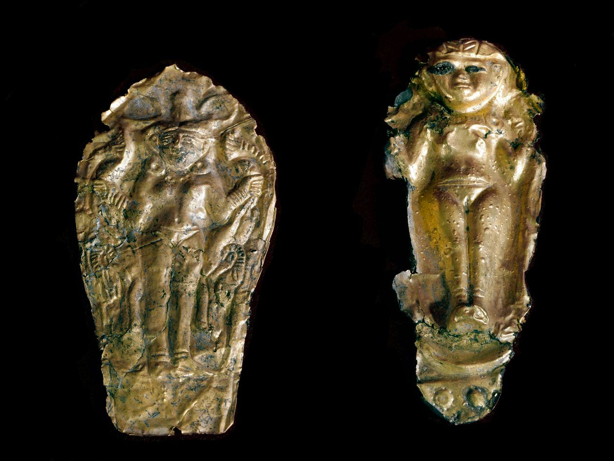 Art phénicien : deux statuettes en or martelé, à gauche la déesse Ishtar (Inanna ou Astarté) sur une plaque, à droite, une déesse de la fertilité avec les bras levés du site de Tink El Beida, Syrie. XVe-XIIe siècle av. J.-C. Paris, Musée du Louvre - Phoenician