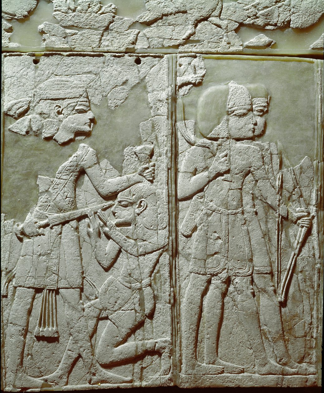 Civilisation phénicienne : ornement de lit avec un bas-relief en ivoire représentant un roi menaçant un ennemi. Du site d