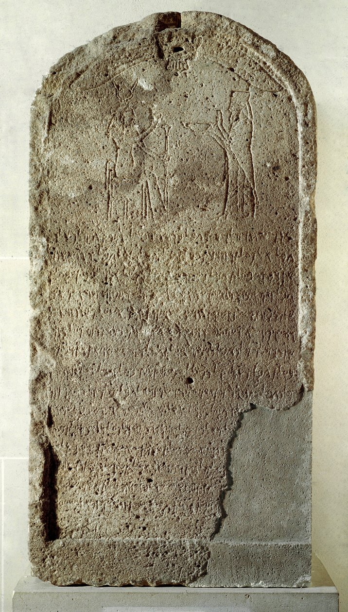 Art phénicien : stèle en calcaire de Yehaumilk, roi de Byblos. Il est représenté adorant la déesse Baalat, Dame de Byblos, qui porte la couronne hathorique. Du sanctuaire de la Dame de Byblos. 4ème siècle av. J.-C. Paris, Musée du Louvre - Phoenician Phoenician