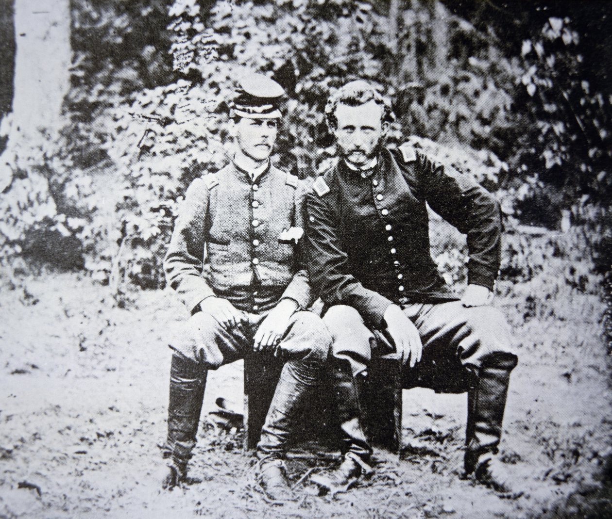 Portrait du lieutenant George A. Custer (1839-1876) (sans chapeau) avec son prisonnier de guerre le lieutenant Washington de l