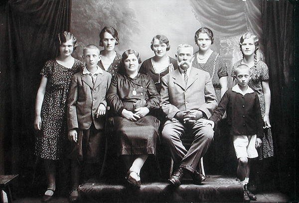 Famille avec de nombreux enfants, début du XXe siècle - Photographer Austrian