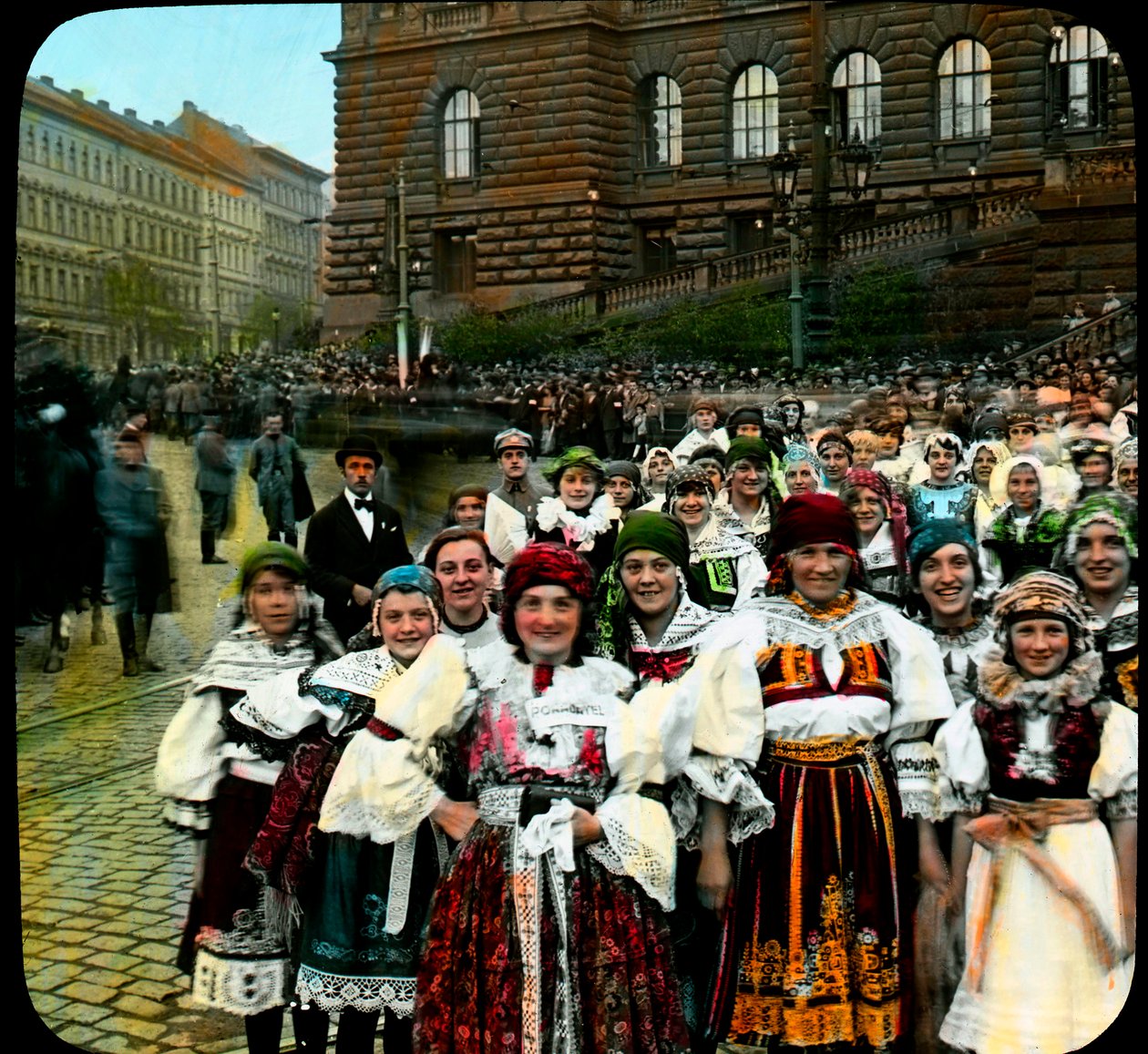 Jeunes femmes en costumes nationaux, Place Venceslas, Prague, Tchécoslovaquie, c.1921 - Photographer Czech