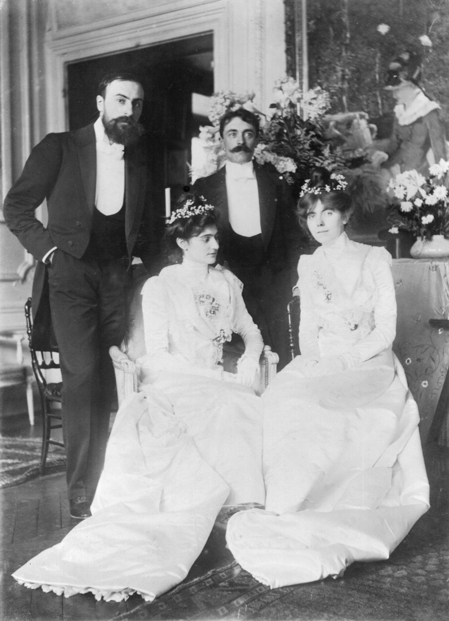 De gauche à droite : Ernest Rouart (1874-1942) et sa femme Julie Manet (1878-1967), Paul Valéry (1871-1945) et sa femme Jeannie Gobillard (1877-1970), le jour de leur mariage, mai 1900 (photo n/b) - Photographer French