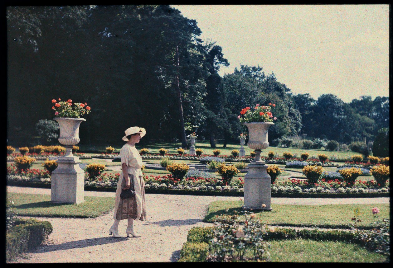 Femme se promenant dans le jardin de Bagatelle, Paris, vers 1920 (photo) - Photographer French