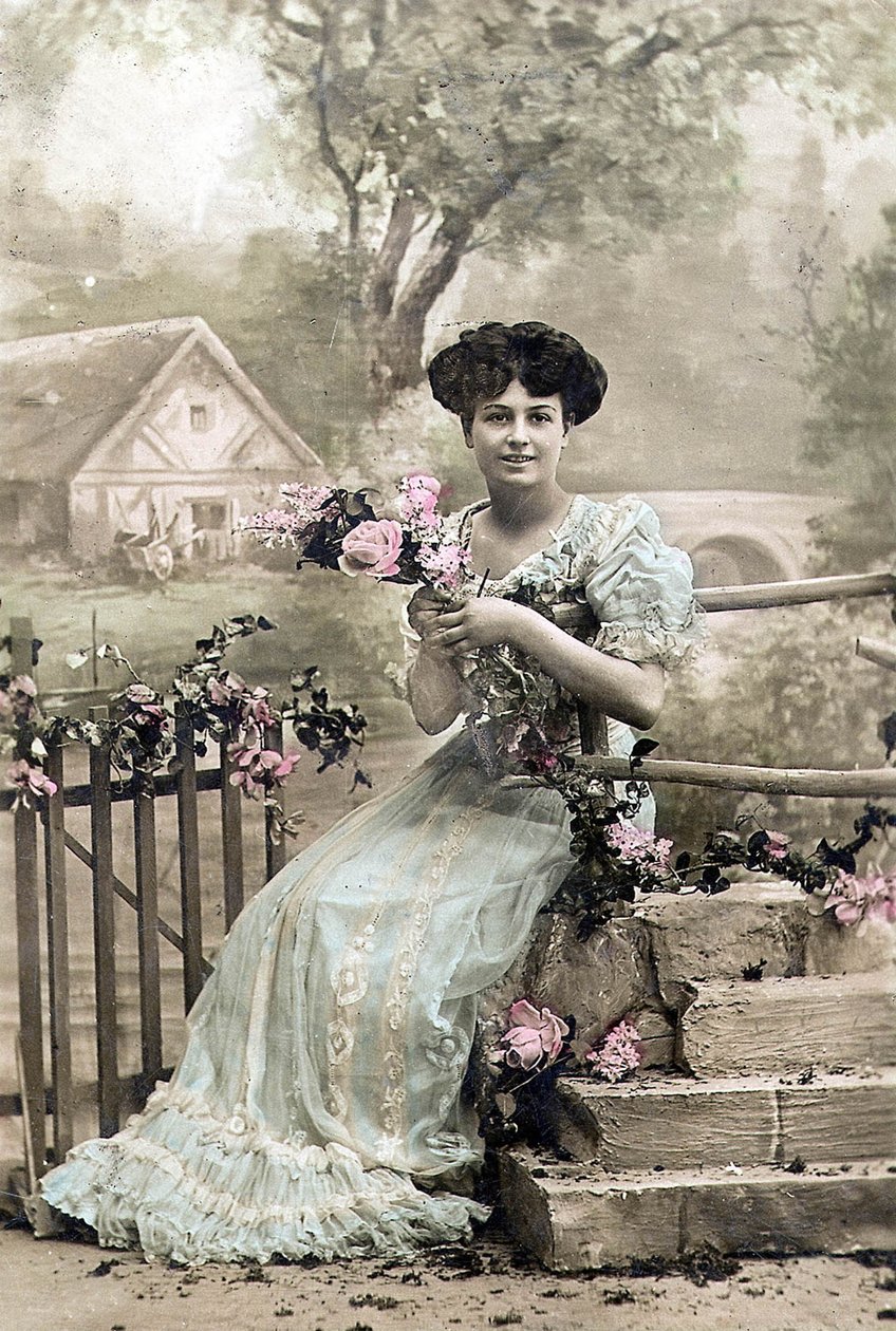 Femme avec une guirlande de fleurs, carte postale, c. 1900 - Photographer French