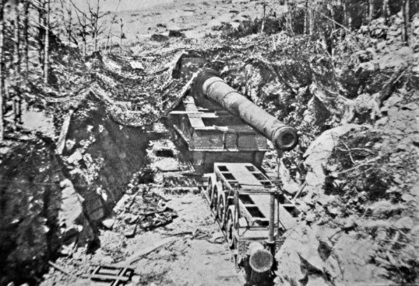 Grosse Bertha, un des Plusieurs Canons Géants Allemands Montés sur Rail pendant la Première Guerre Mondiale - Photographer German