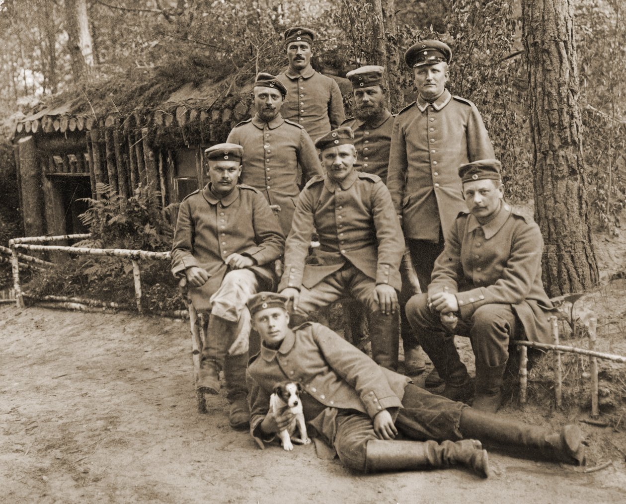 Groupe de soldats allemands avec un chien - Photographer German