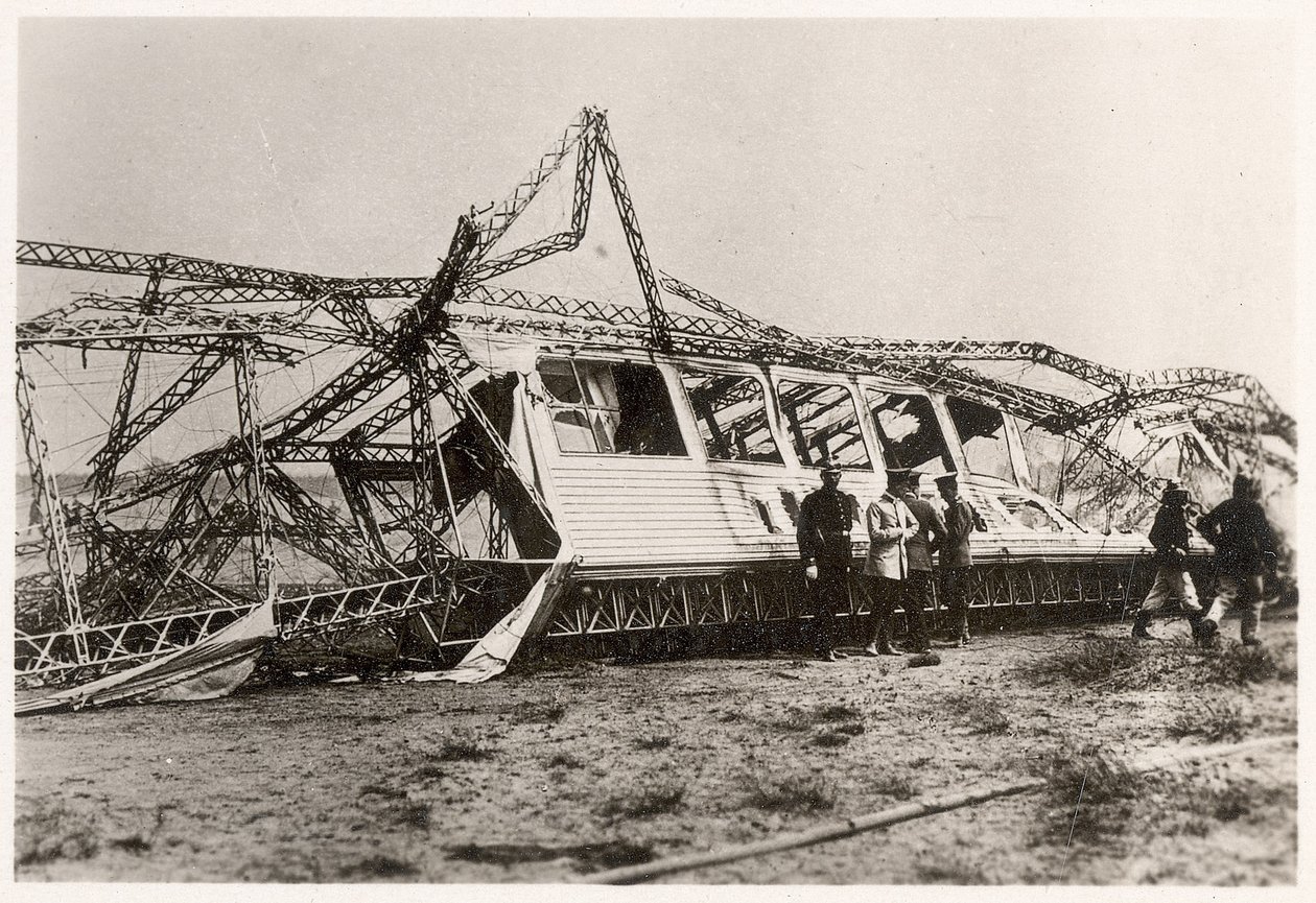 Les ruines du Zeppelin LZ10 "Schwaben" après sa destruction le 28 juin 1912 - Photographer German