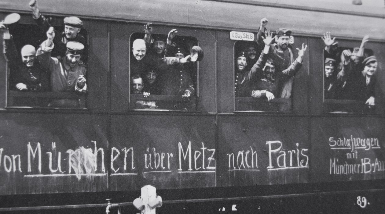 Troupes allemandes de la Première Guerre mondiale partant pour le front dans un wagon avec le message 