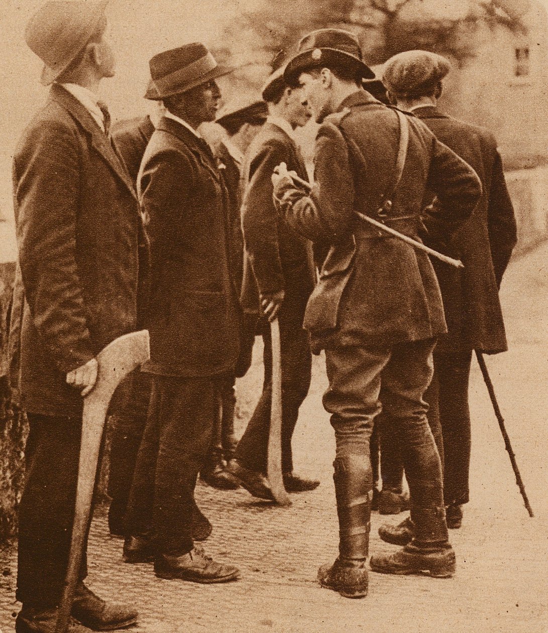 Officier du Sinn Fein et recrues, Irlande (photo n/b) - Photographer Irish