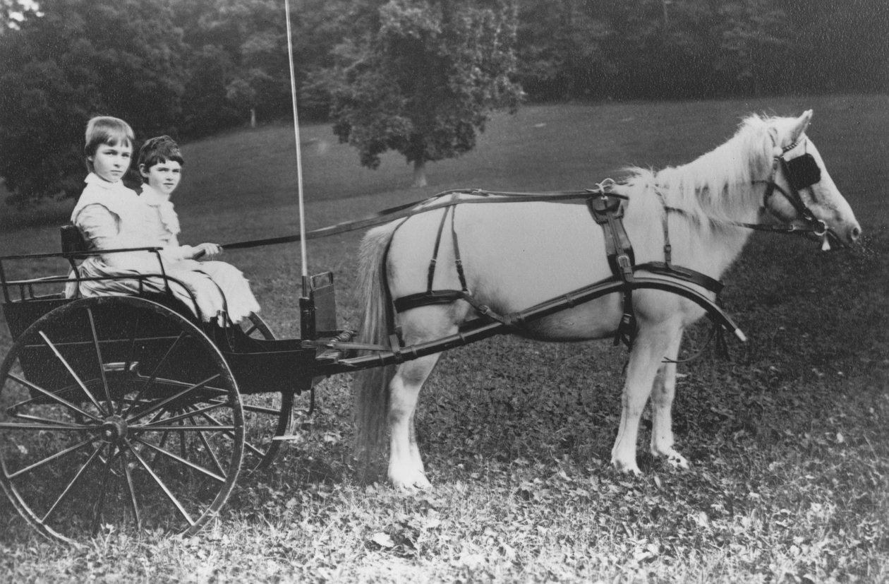 Amy et Julia du Pont avec leur buggy tiré par un poney - Pierre A. Gentieu