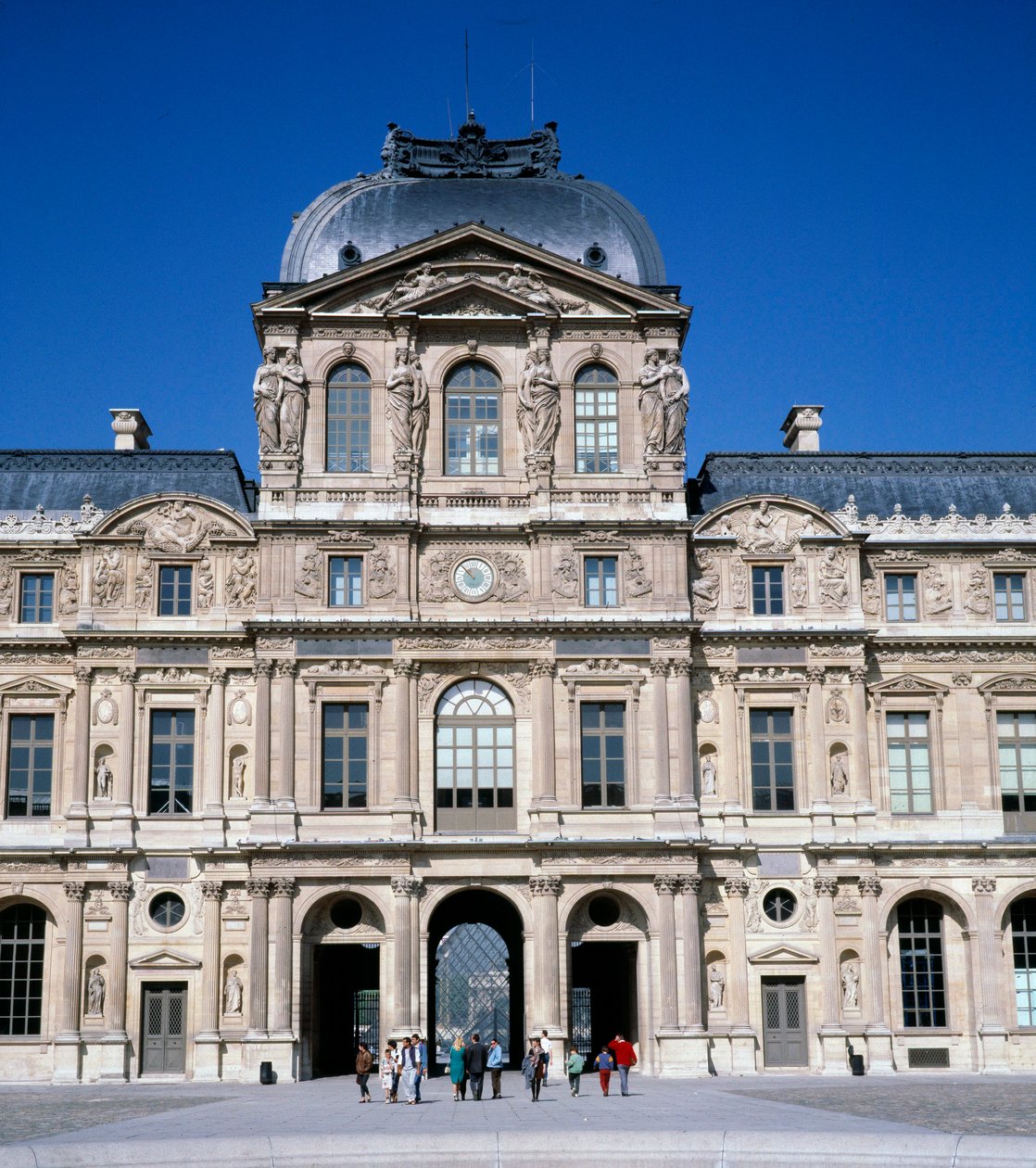 Architecture : vue de la cour carrée au Louvre. Réalisée par Pierre Lescot (1515-1578) - Pierre Lescot