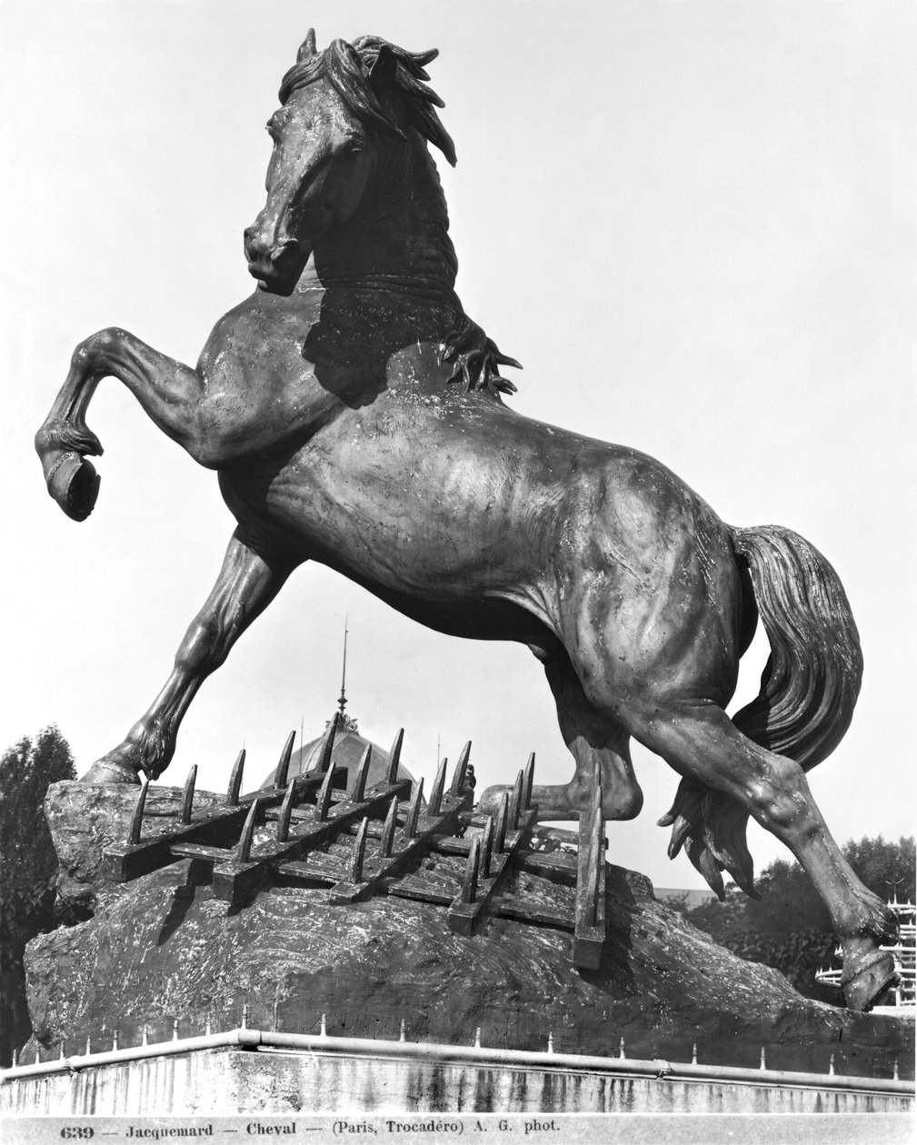 Cheval avec une herse, devant le premier Palais du Trocadéro construit pour l