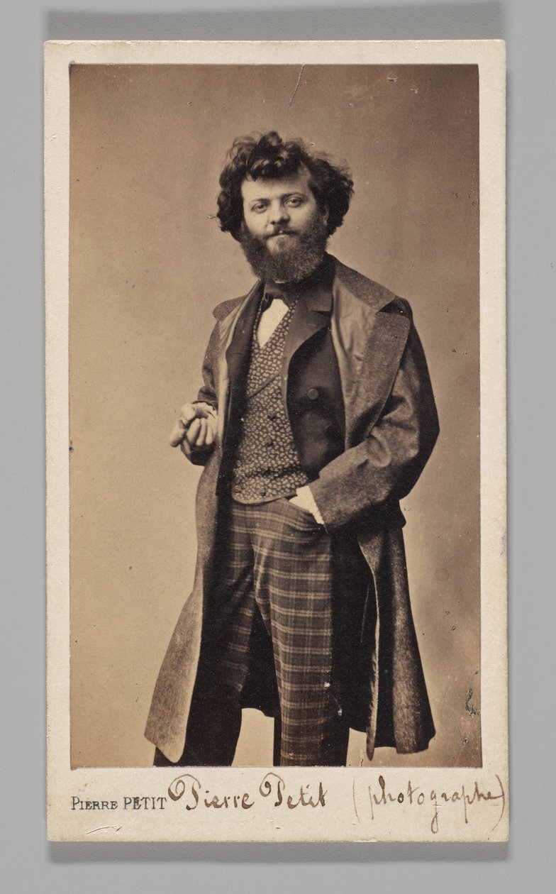 [Portrait en studio : autoportrait portant un pantalon à carreaux et un pardessus] - Pierre Petit