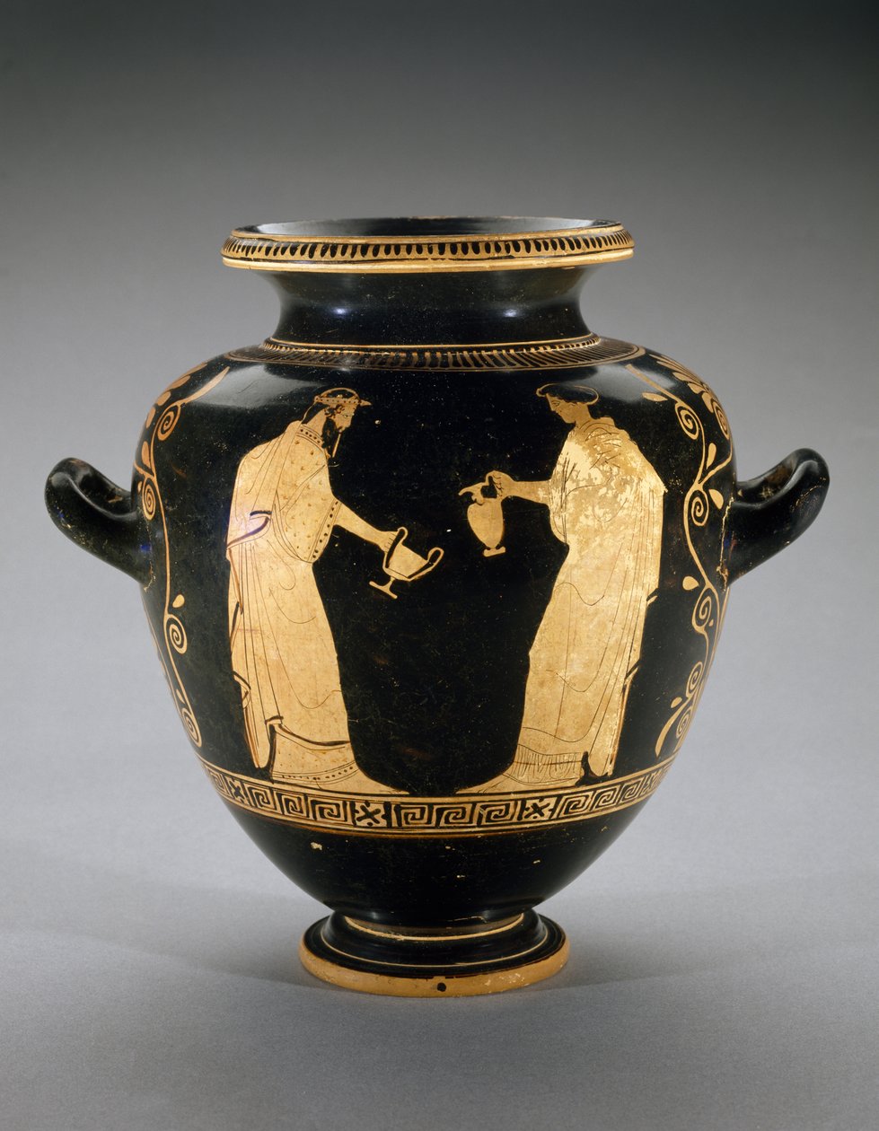 Stamnos à figures rouges avec scène de Dionysos avec servante (440-420 av. J.-C.) - Polygnotos Polygnotos