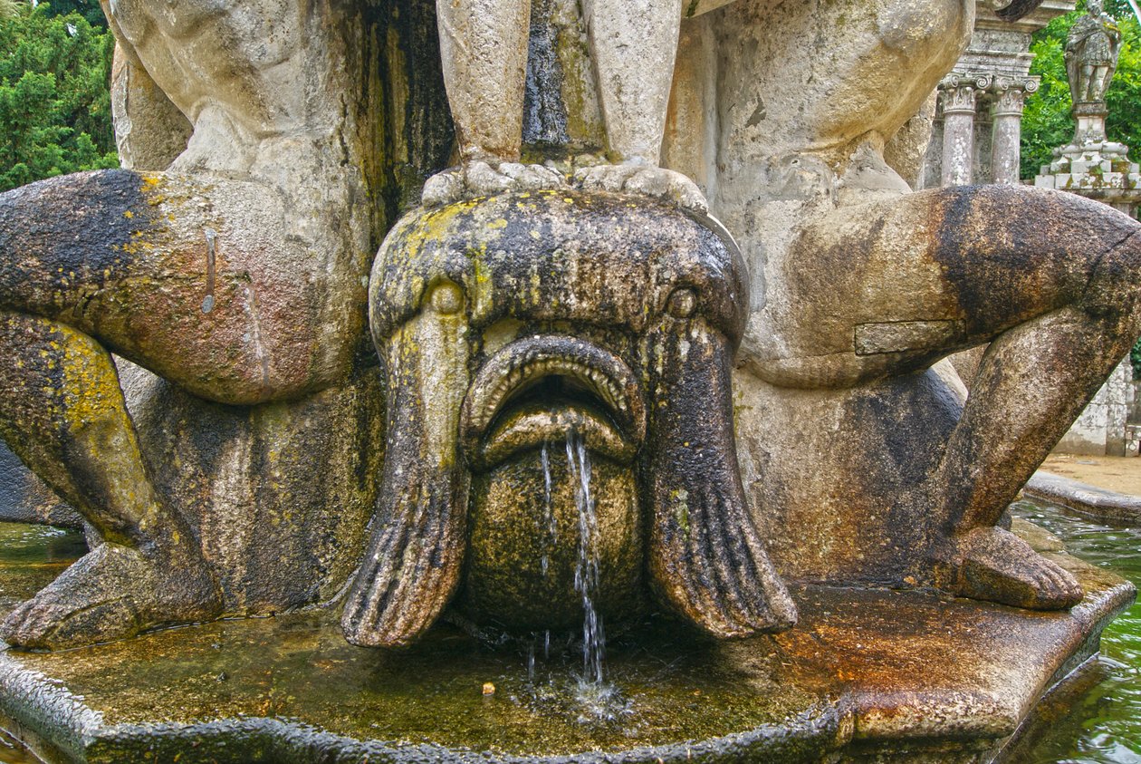 Sculpture de poisson à la base d