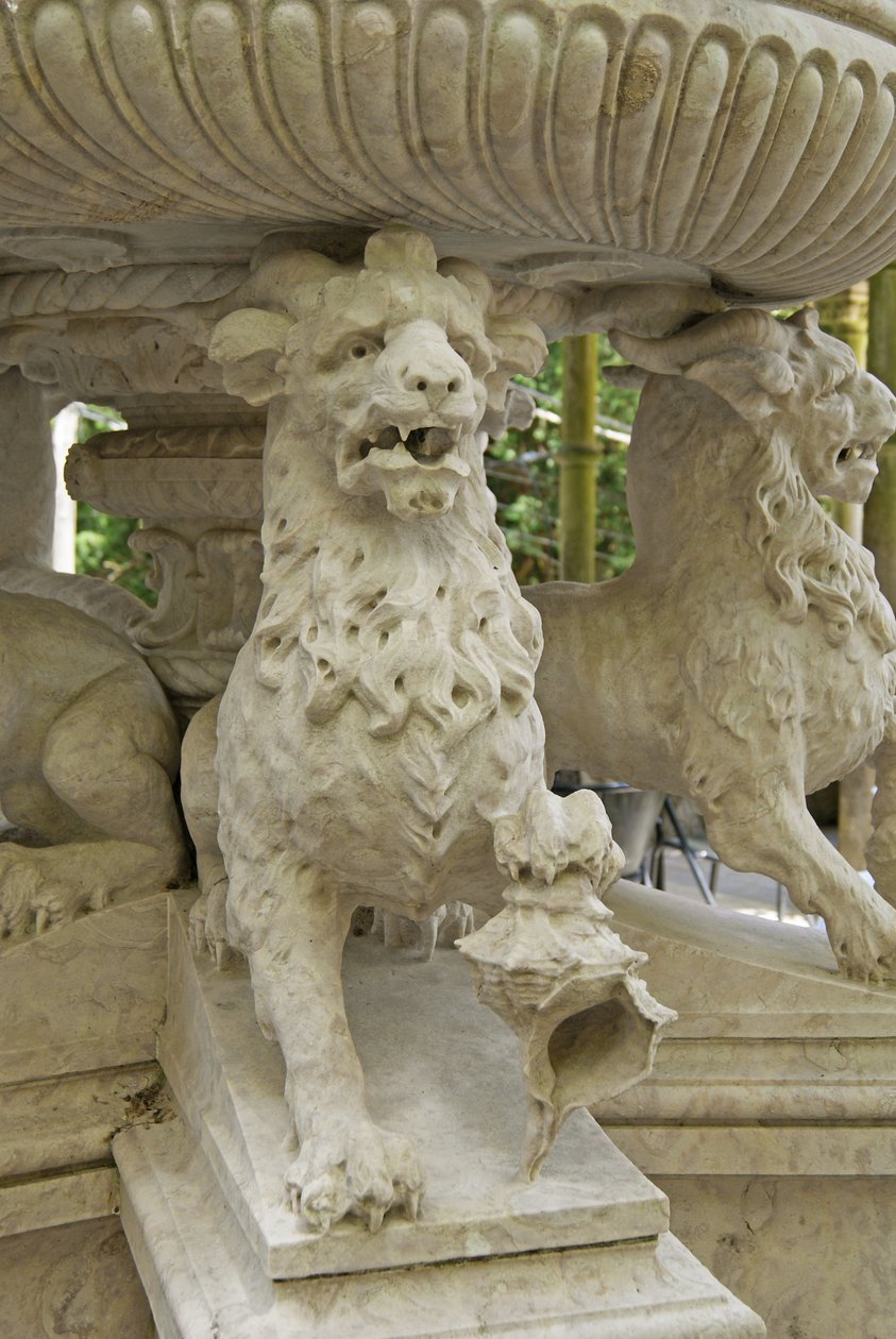 Atlantes mythiques à cornes de lion à la base d