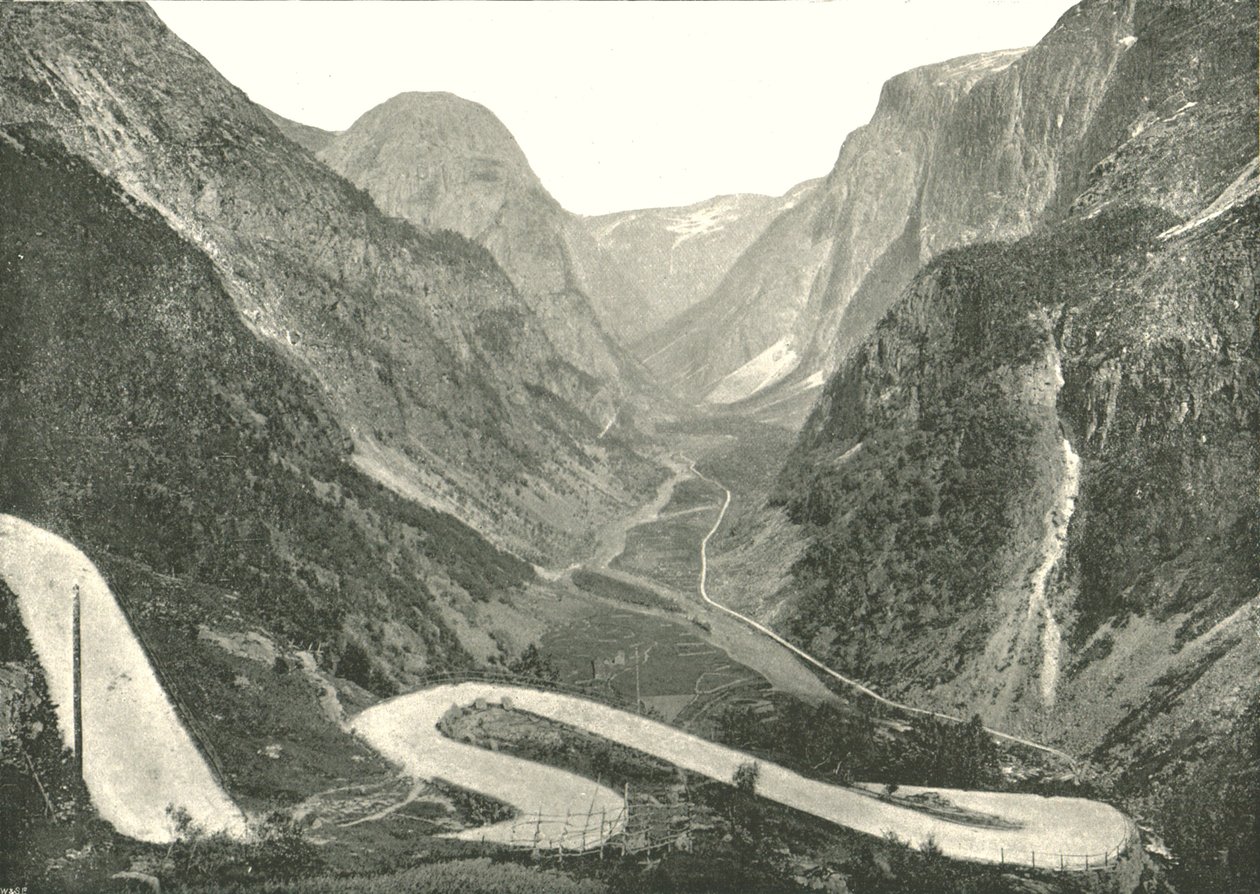 La route en zigzag et les chutes d