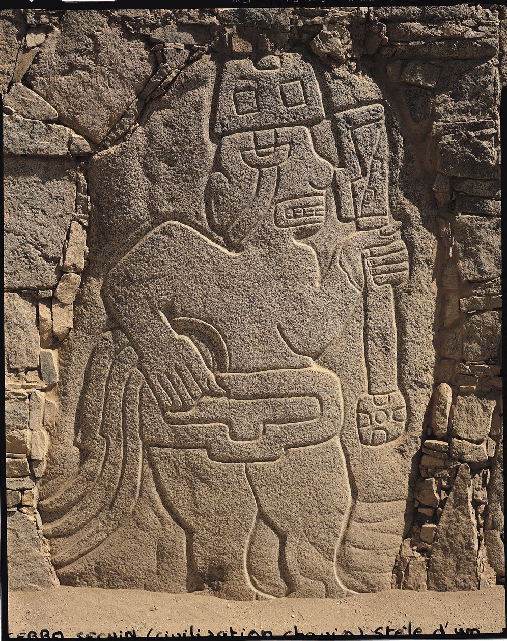Stèle représentant un guerrier tenant une massue, culture Chavin - Pre Columbian