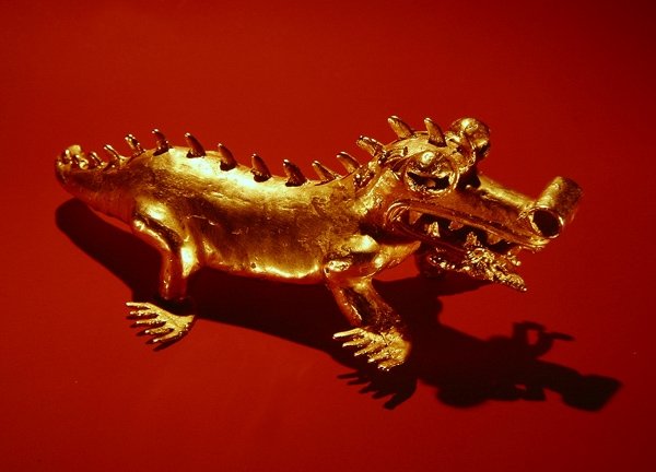 Pendentif représentant un crocodile avec une figure humaine dans sa bouche, de La Vaca, Punta Burica - Pre-Columbian Pre-Columbian