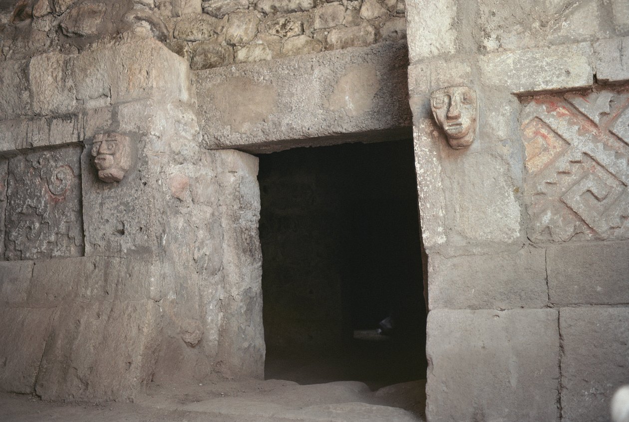 Une porte avec des têtes sculptées, période post-classique tardive - Pre Columbian