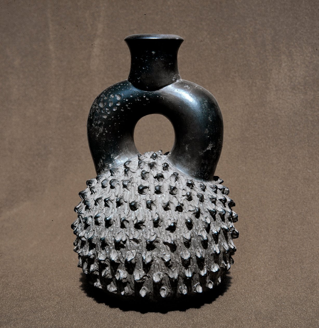 Art précolombien, civilisation cupisnique : vase en forme de scarabée et grenade - Pre Columbian Pre Columbian