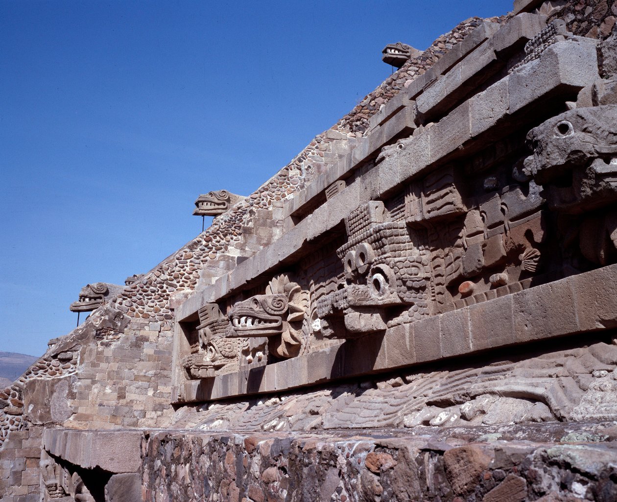 Civilisation précolombienne : vue du site de Teotihuacan (300 av. J.-C.-600 apr. J.-C.) : le Temple de Quetzalcoatl ou Temple du Serpent à plumes. Mexique - Pre Columbian Pre Columbian