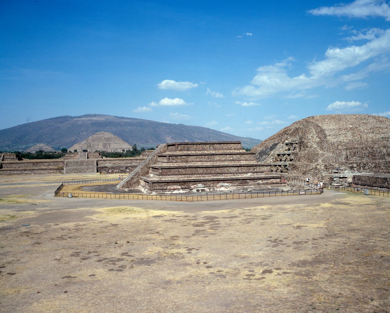 Civilisation précolombienne: vue du site de Teotihuacan (300 av. J.-C.-600 apr. J.-C.): le temple (ou pyramide) du soleil. Mexique - Pre Columbian Pre Columbian