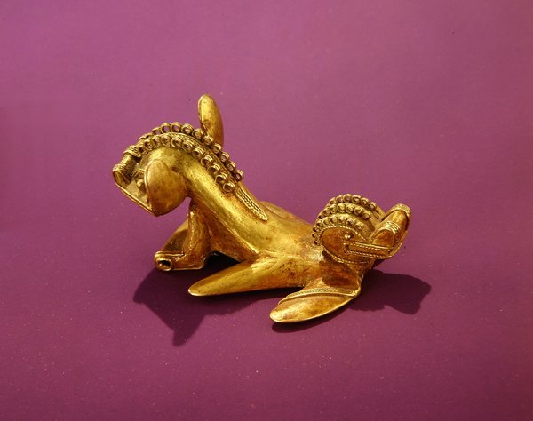 Pendentif Tairona représentant un animal à deux têtes, 7ème-8ème siècle après J.-C. (or) - Pre-Columbian Pre-Columbian