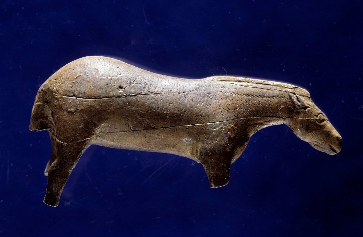 Art préhistorique (Magdalénien moyen) : sculpture en ronde-bosse de cheval en ivoire de mammouth - Prehistoric Prehistoric