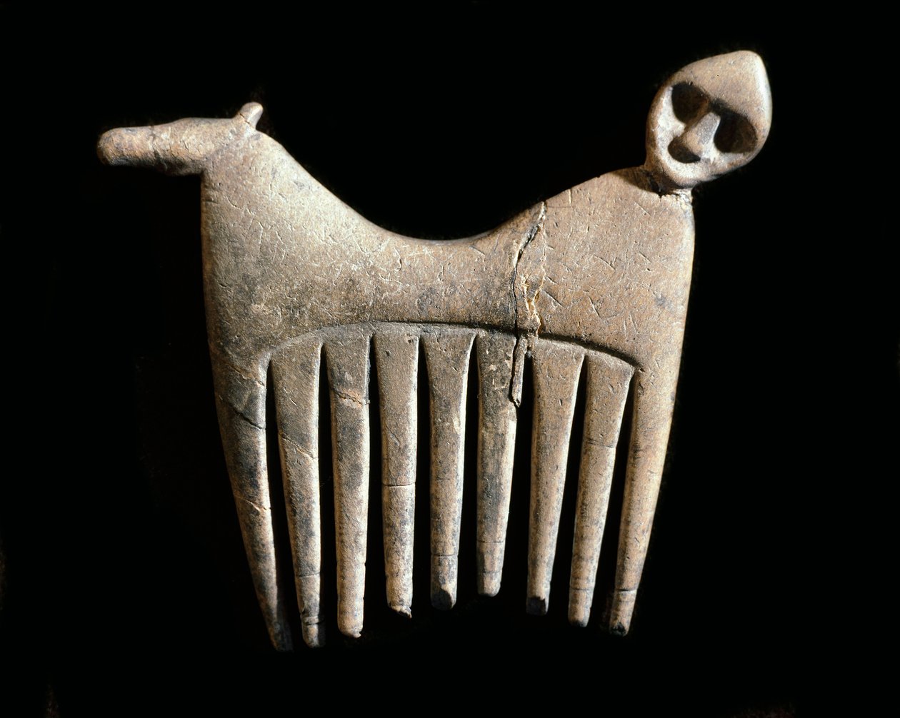 Préhistoire : peigne en os avec une tête d