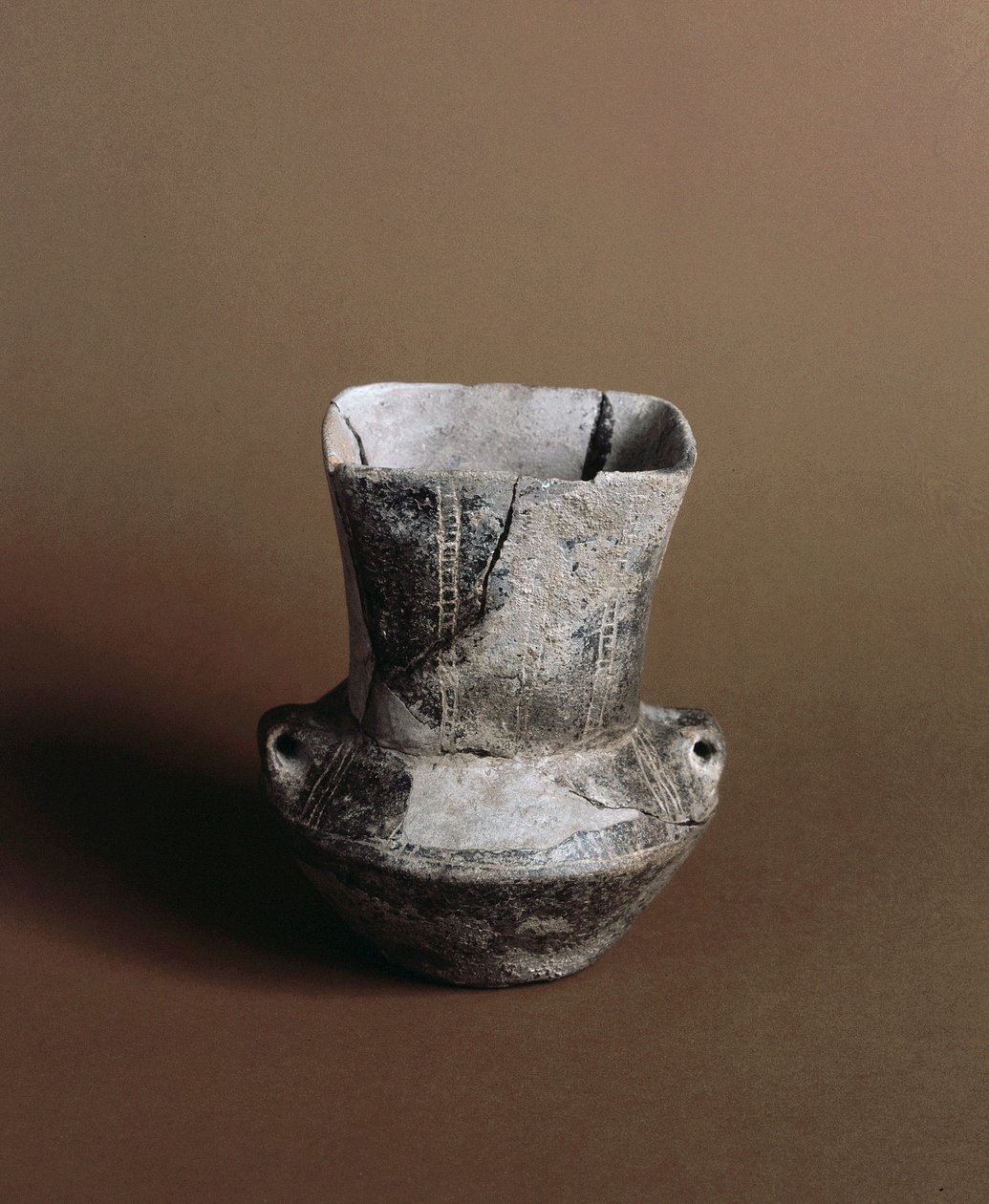 Préhistoire : vase à ouverture carrée avec graffiti néolithiques de la Caverna Delle Arene à Candide (Ligurie). Pegli, Museo Villa Pallavicini - Prehistoric Prehistoric