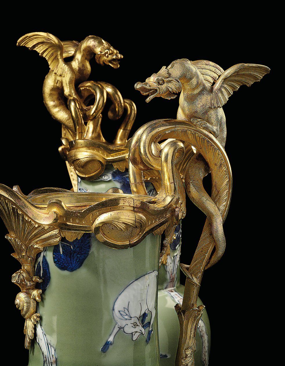 Une paire de cruches Louis XV, porcelaine 1662-1722, montures vers 1745-49 - Qing Dynasty   Kangxi Period Chinese School