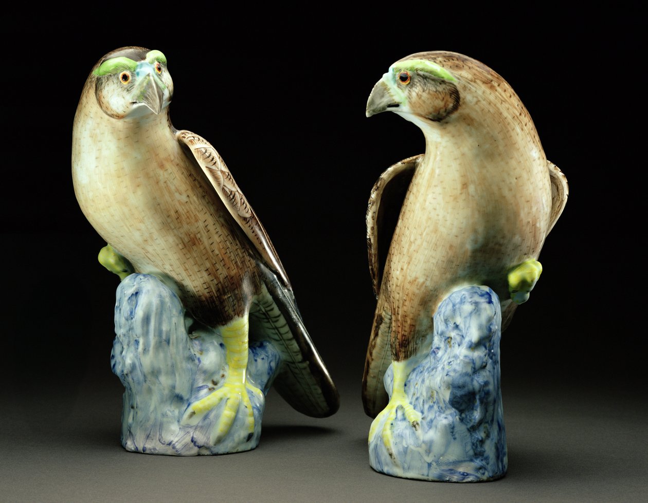 Une paire de faucons famille rose (porcelaine) - Qing Dynasty Chinese School