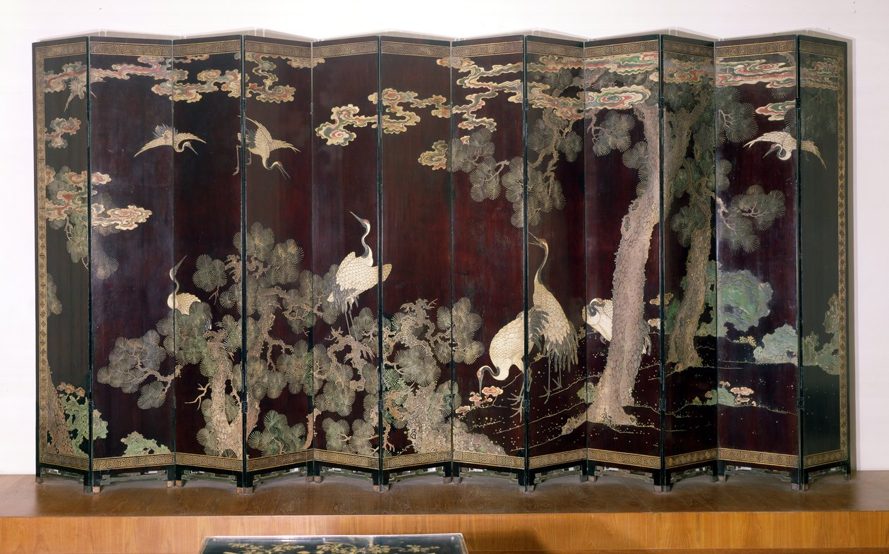 Écran Coromandel représentant des grues, des pins et des nuages sur un fond noir, 1691 - Qing Dynasty Chinese School