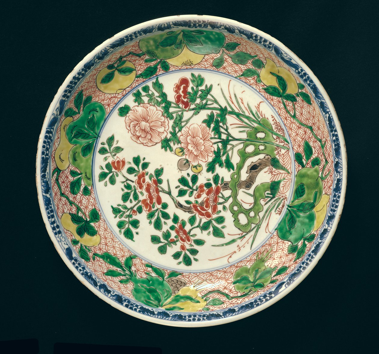 Plat avec décoration famille verte, Période Kangxi, 1662-1722 - Qing Dynasty Chinese School