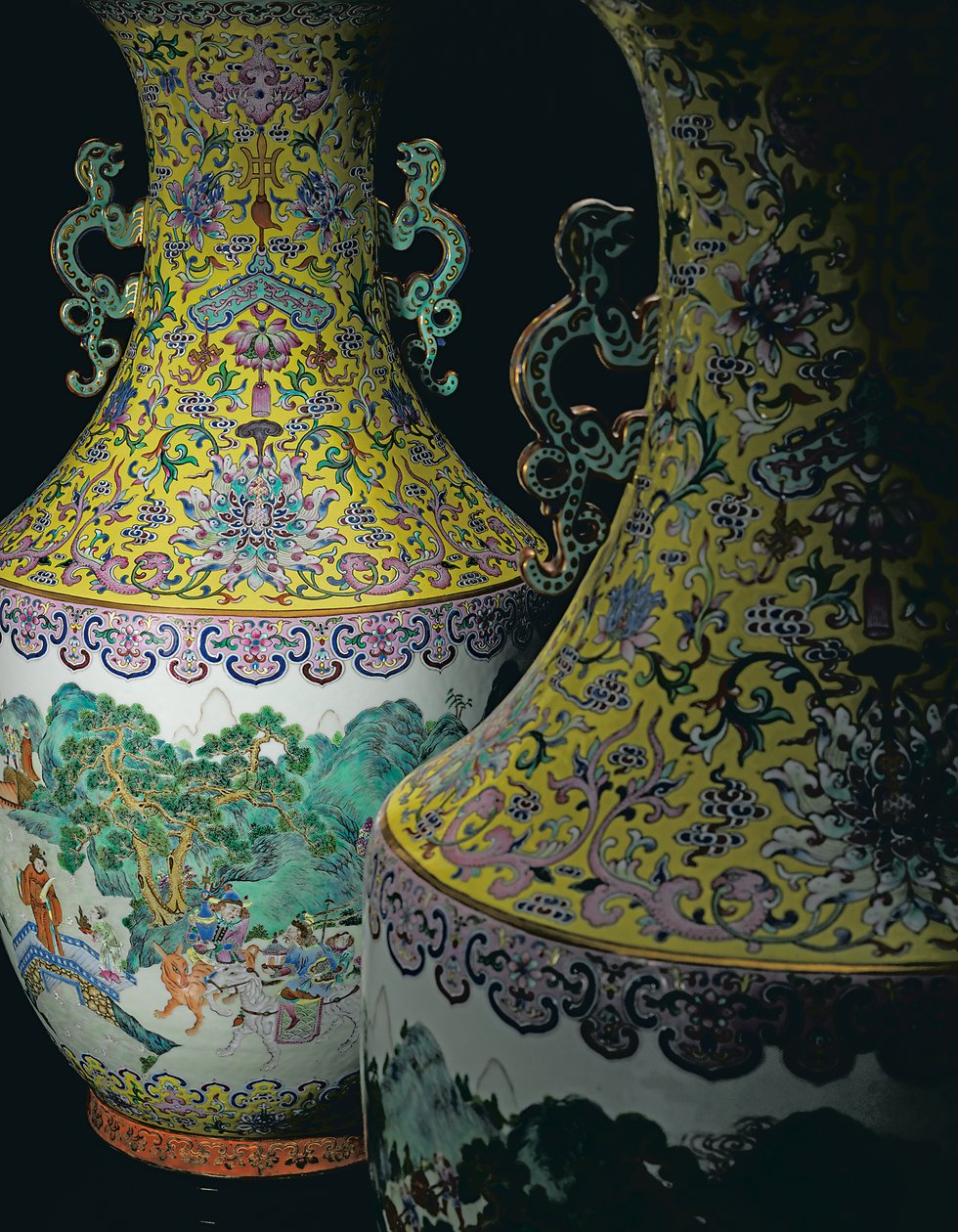 Une paire de vases impériaux Famille Rose - Qing Dynasty   Jiaqing Period Chinese School