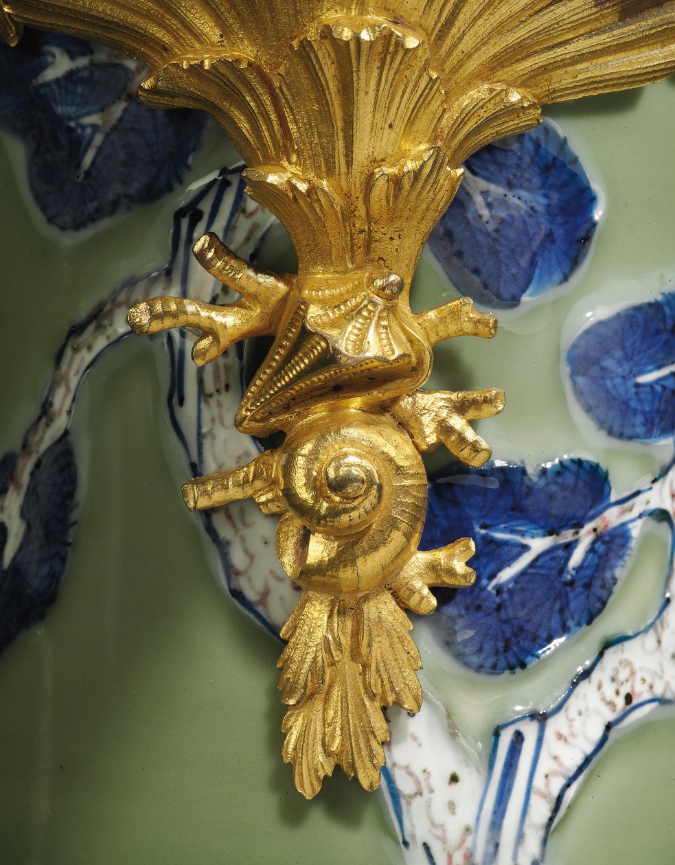 Une paire de verseuses Louis XV, porcelaine 1662-1722, montures c.1745-49 - Qing Dynasty - Kangxi Period Chinese