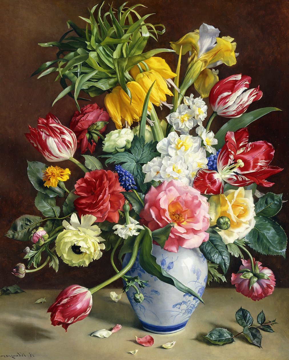 Tulipes, roses, narcisses et autres fleurs dans un vase bleu et blanc - R. Klausner
