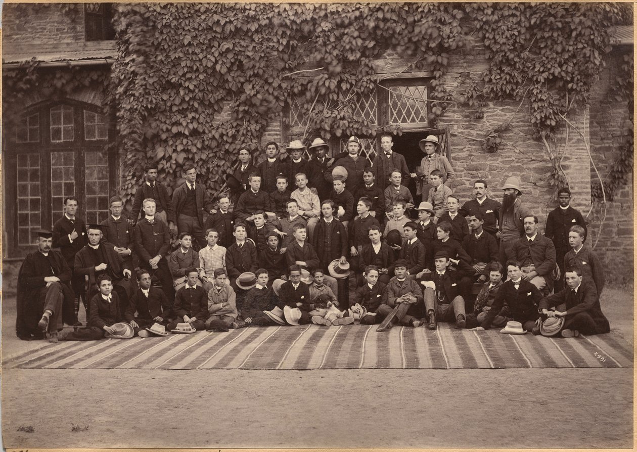 Élèves et personnel des classes moyennes, Bishop Cotton School, Shimla (verso) - Raja Deen Dayal