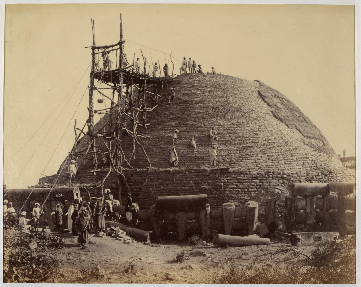 Stupa de Sanchi depuis le sud-ouest pendant les réparations - Raja Deen Dayal