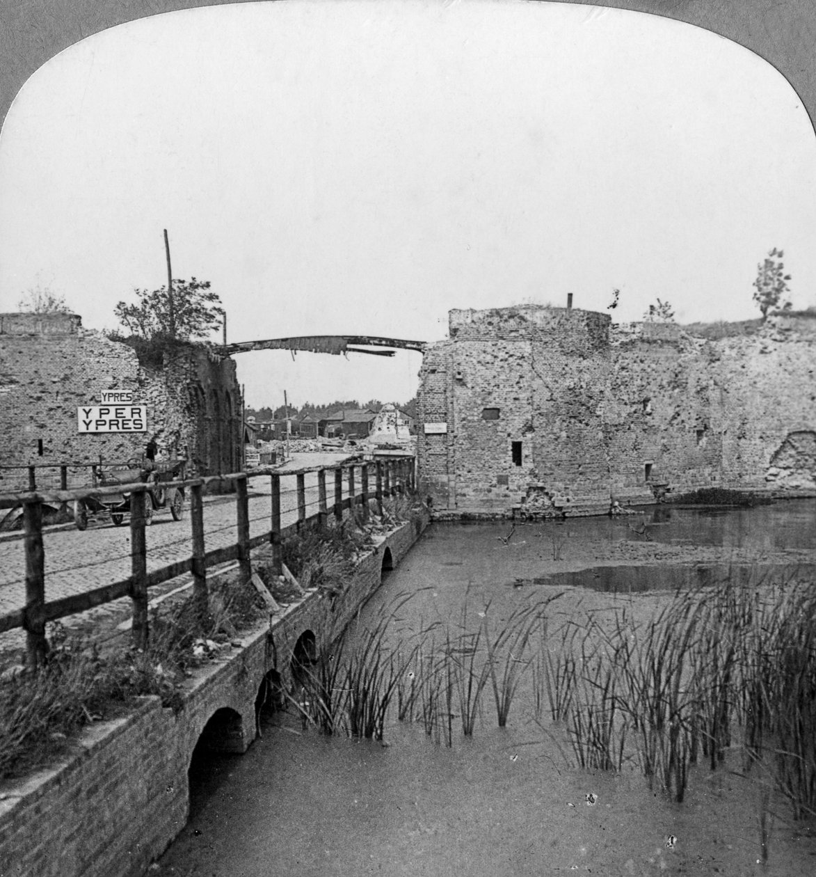 Remparts du 14ème siècle et Porte de Lille, Ypres, Belgique, Première Guerre mondiale, vers 1914-1918 - Realistic Travels Publishers