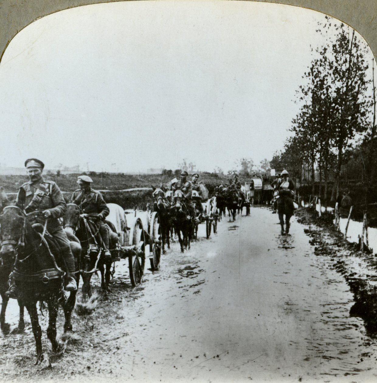 Artillerie traversant la boue vers Gommecourt, France, Première Guerre mondiale, vers 1914-1918 - Realistic Travels Publishers