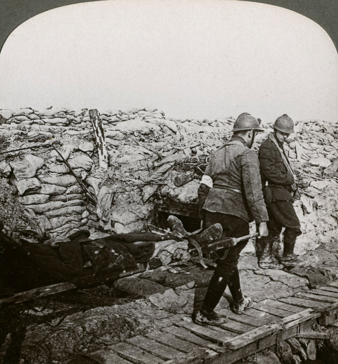 Porteurs de brancards belges transportant des blessés dans une tranchée, Dixmude, Belgique, Première Guerre mondiale, 1914-1918 - Realistic Travels Publishers