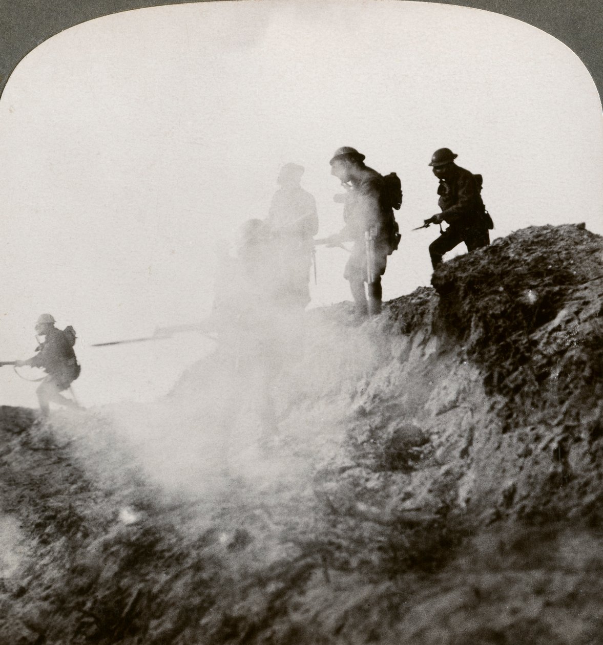 Soldats britanniques avançant sous couvert de gaz et de fumée, France, Première Guerre mondiale, 1916 - Realistic Travels Publishers
