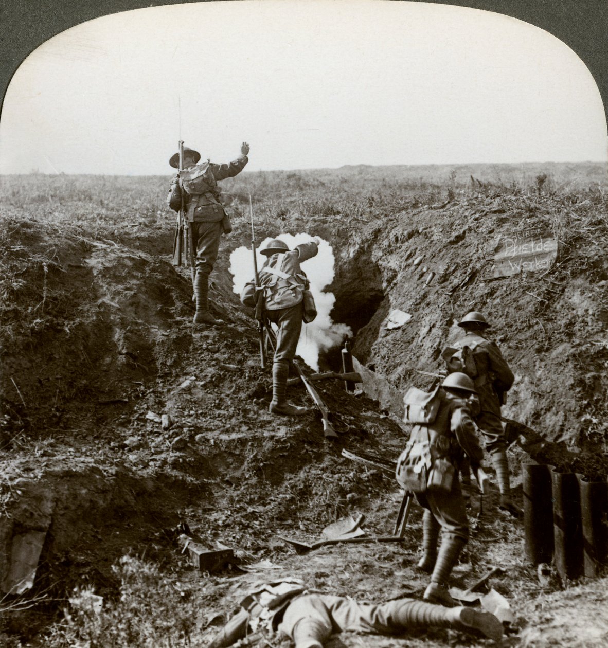 Soldats britanniques attaquant la ligne Hindenburg, Première Guerre mondiale - Realistic Travels Publishers