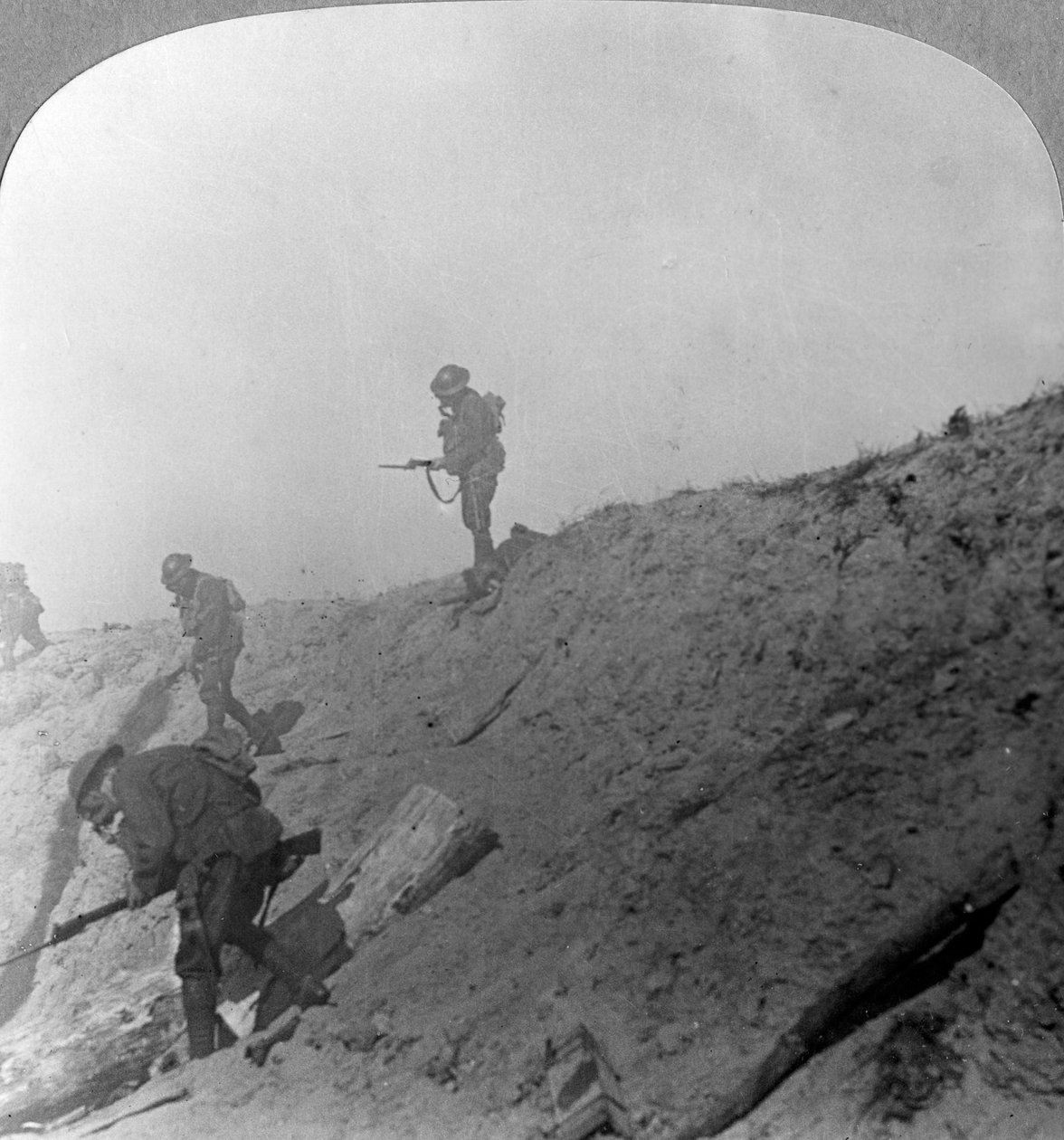 Troupes britanniques avançant à travers le gaz, Passchendaele, Ypres, Belgique, Première Guerre mondiale, vers 1914-1918 - Realistic Travels Publishers
